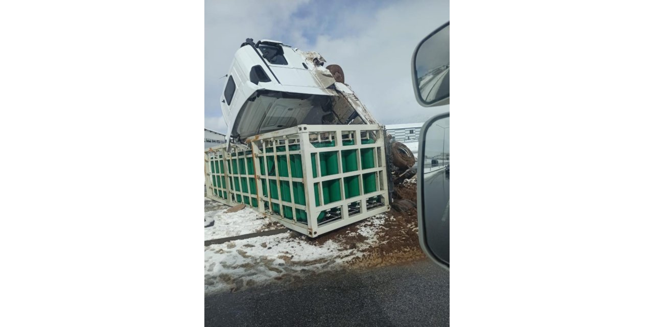 Kontrolden çıkan tır yan yattı