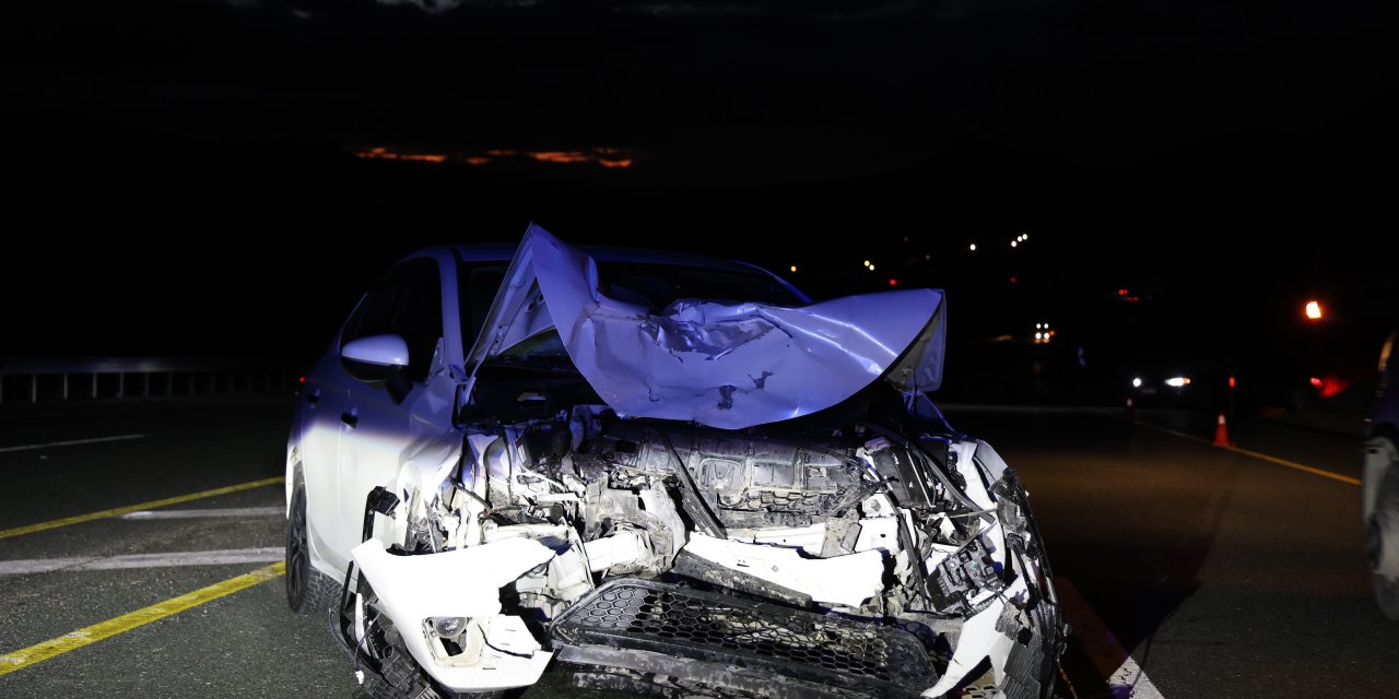 İki otomobil çarpıştı: 1'i ağır 3 yaralı