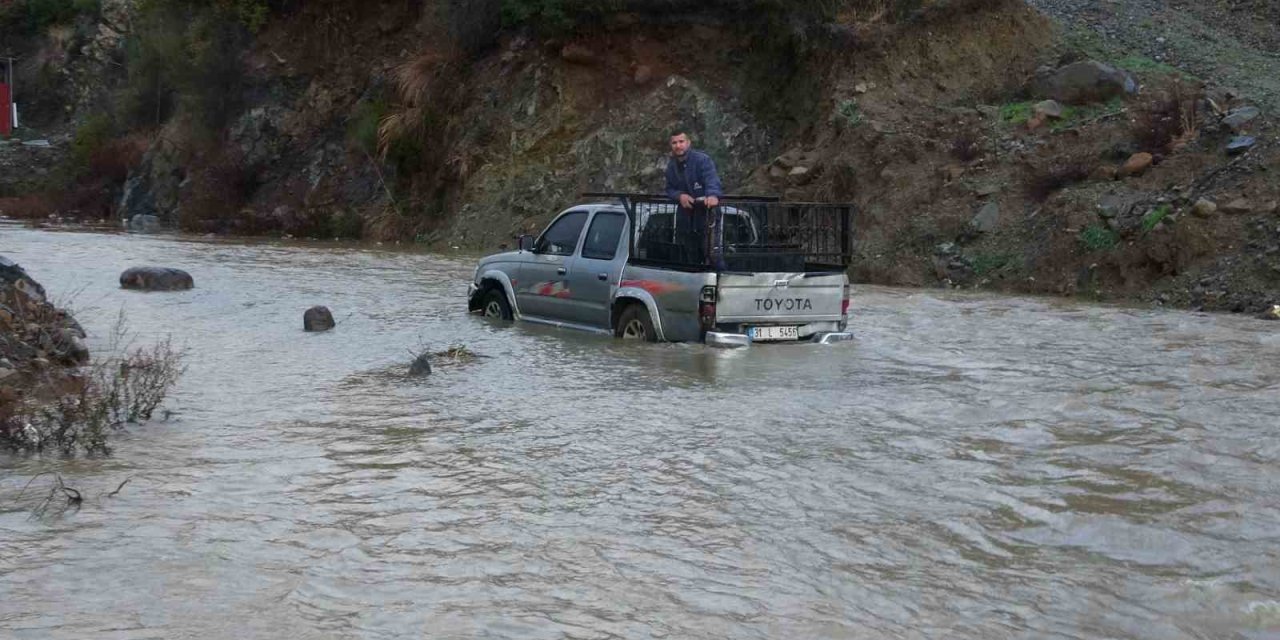 Hatay’da sağanak sonrası sokaklar göle döndü