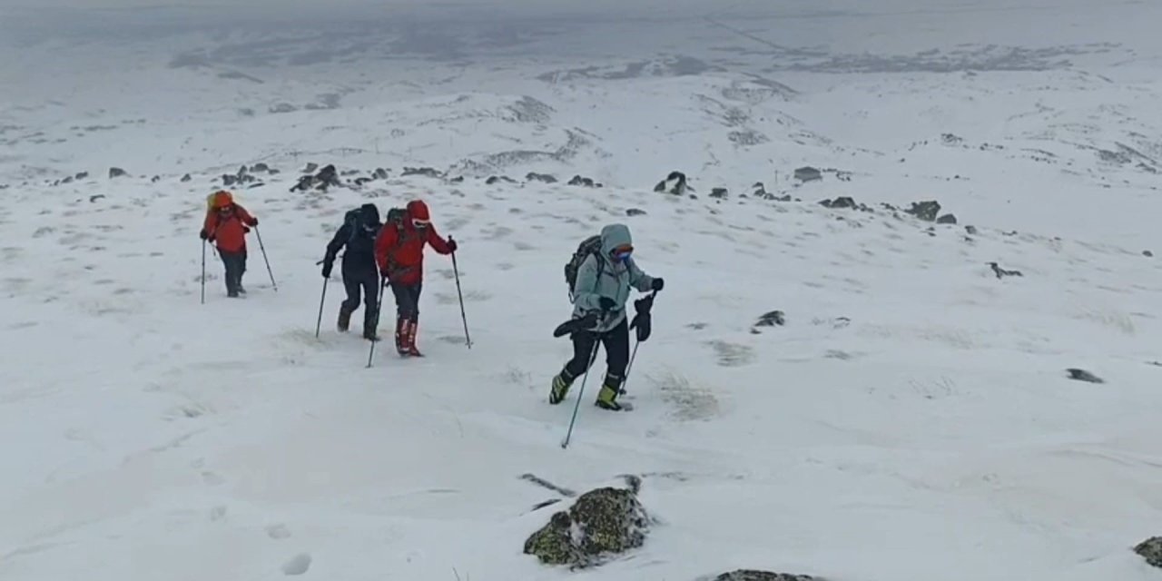 Süphan Dağı’nda dağcılar zirveye çıkamadı