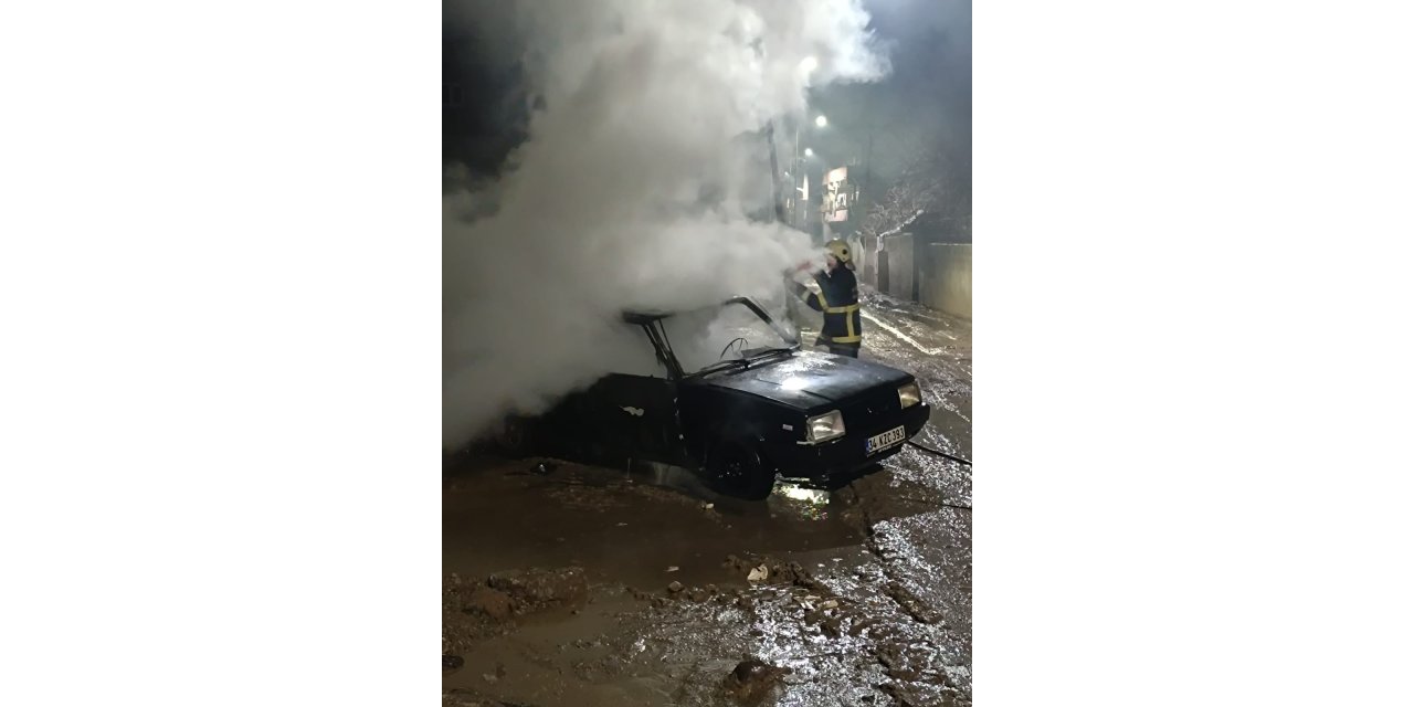 Batman'da park halindeki otomobil alev aldı