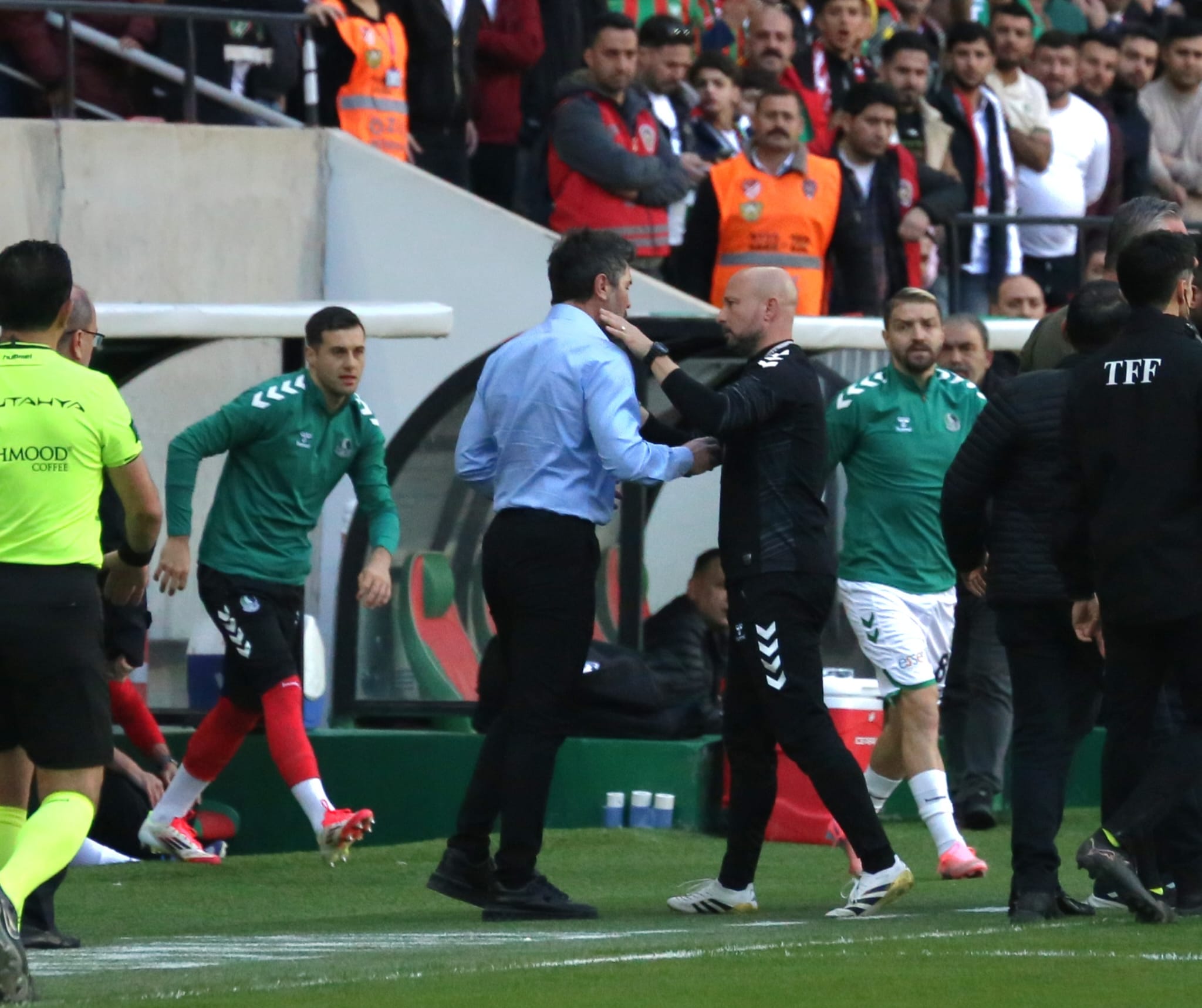 Sakaryaspor Teknik Direktörü Hakan Kutlu sarı kart gördü