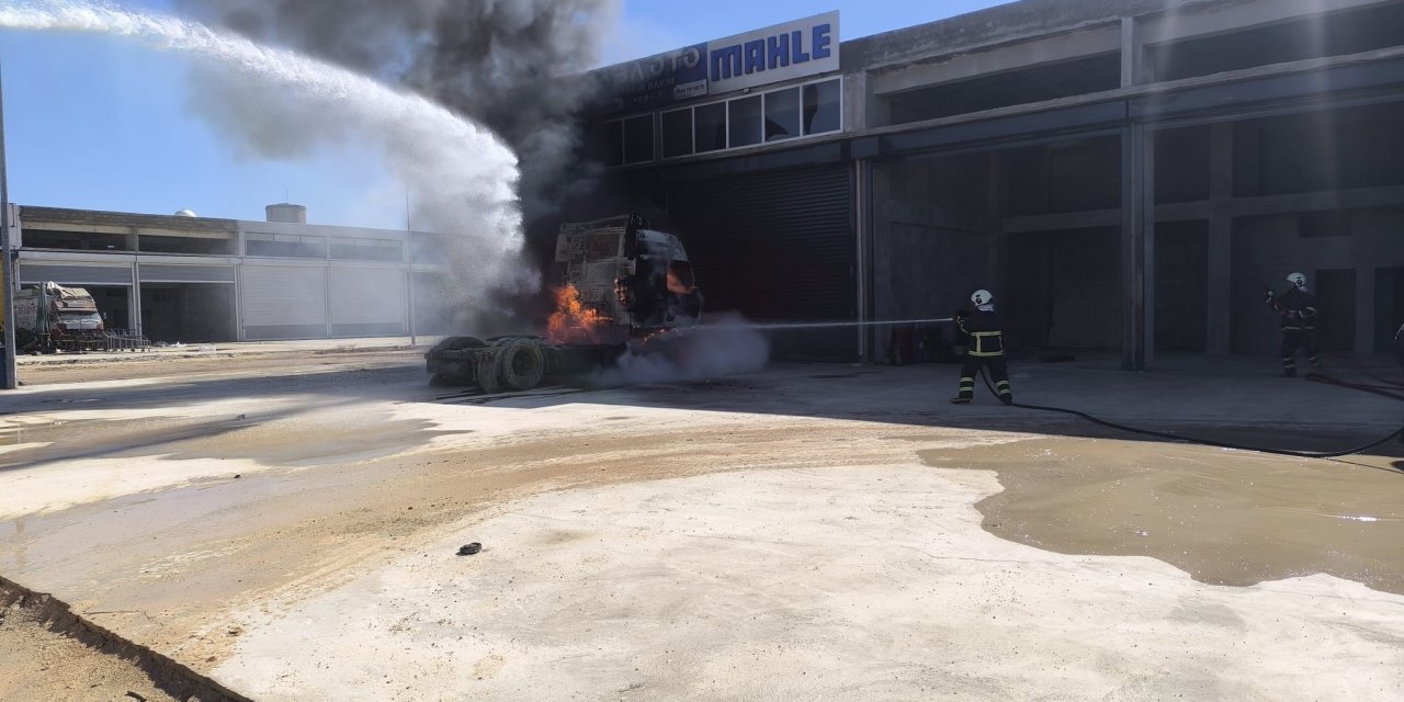 Kızıltepe’de park halindeki tır yandı