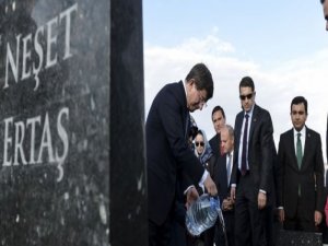 Davutoğlu, Neşet Ertaş'ın mezarını ziyaret etti
