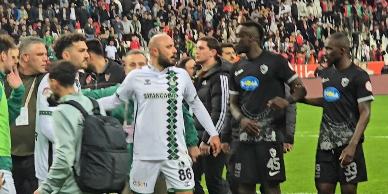 Sakaryasporlu Burak Bekaroğlu’nun “Sinkaflı Küfrüne” Tepkiler Yağdı