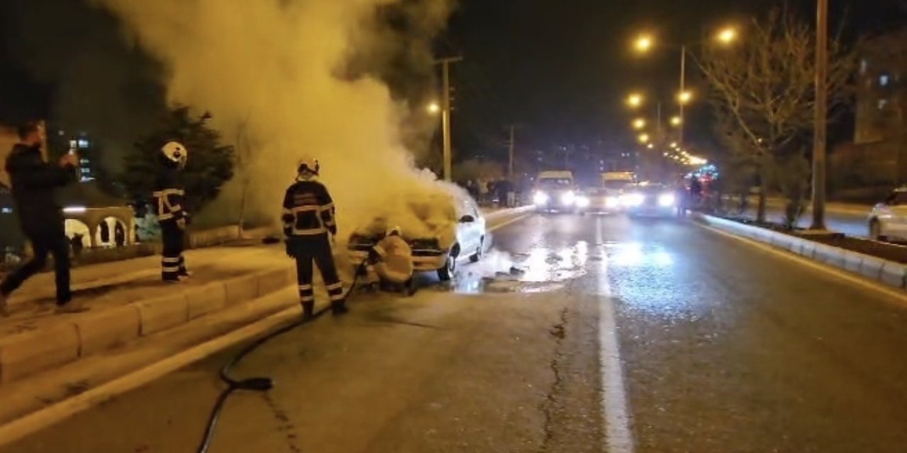 Seyir halindeki otomobil alevlere teslim oldu