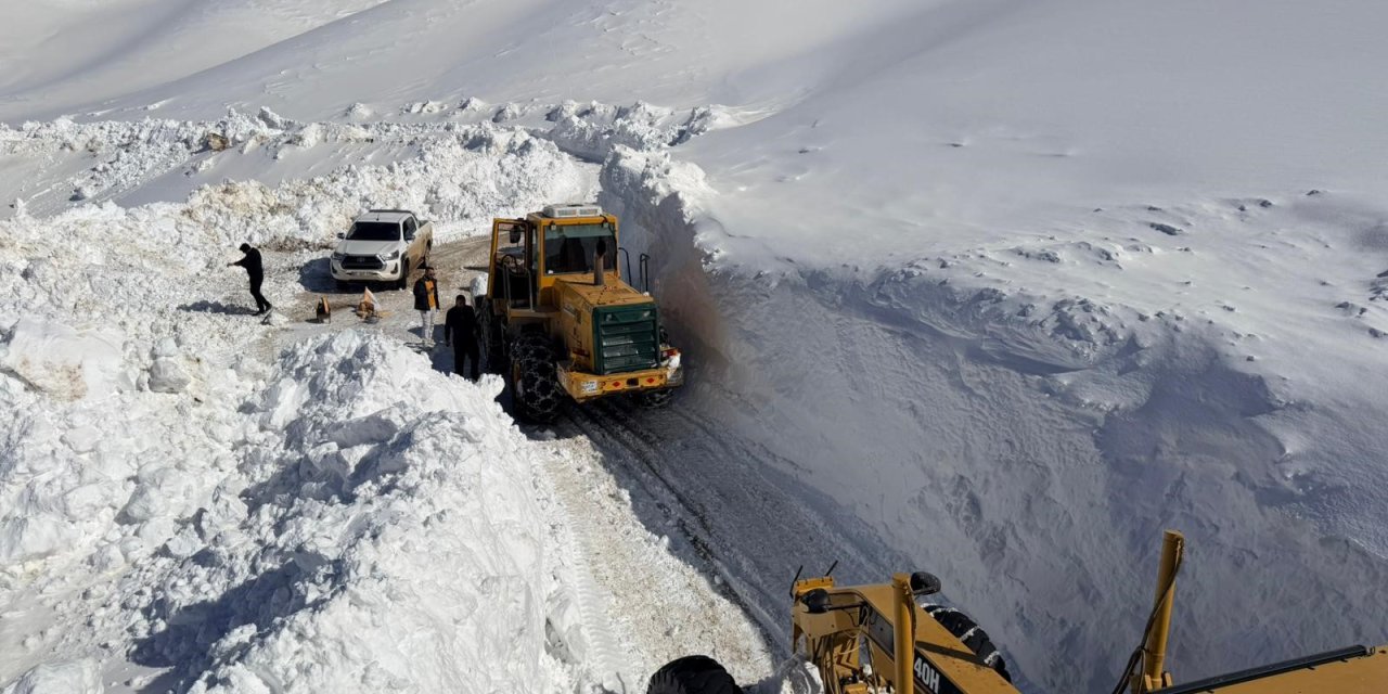 Van'da 3 bin 300 rakımda karla mücadele sürüyor