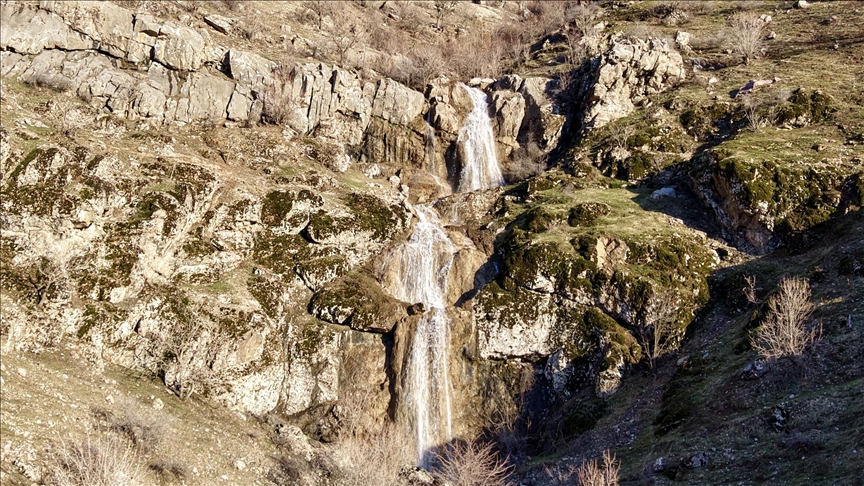 Hakkari'de şelaleler akmaya başladı