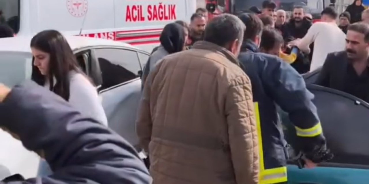 Van'da iki otomobil çarpıştı: 5 yaralı