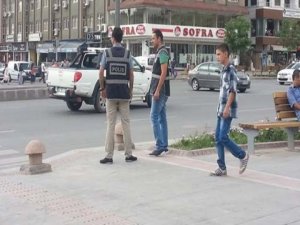 Araç durduran, cam silen çocuklara ceza