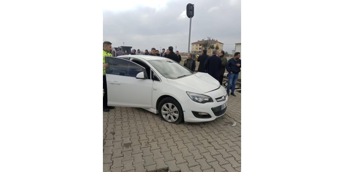 Tren hemzemin geçitte araca çarptı: 3 yaralı