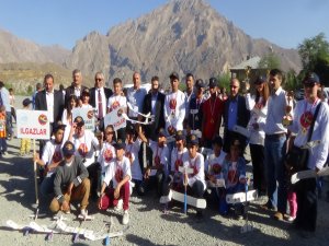 Hakkarili çocukların model uçak keyfi