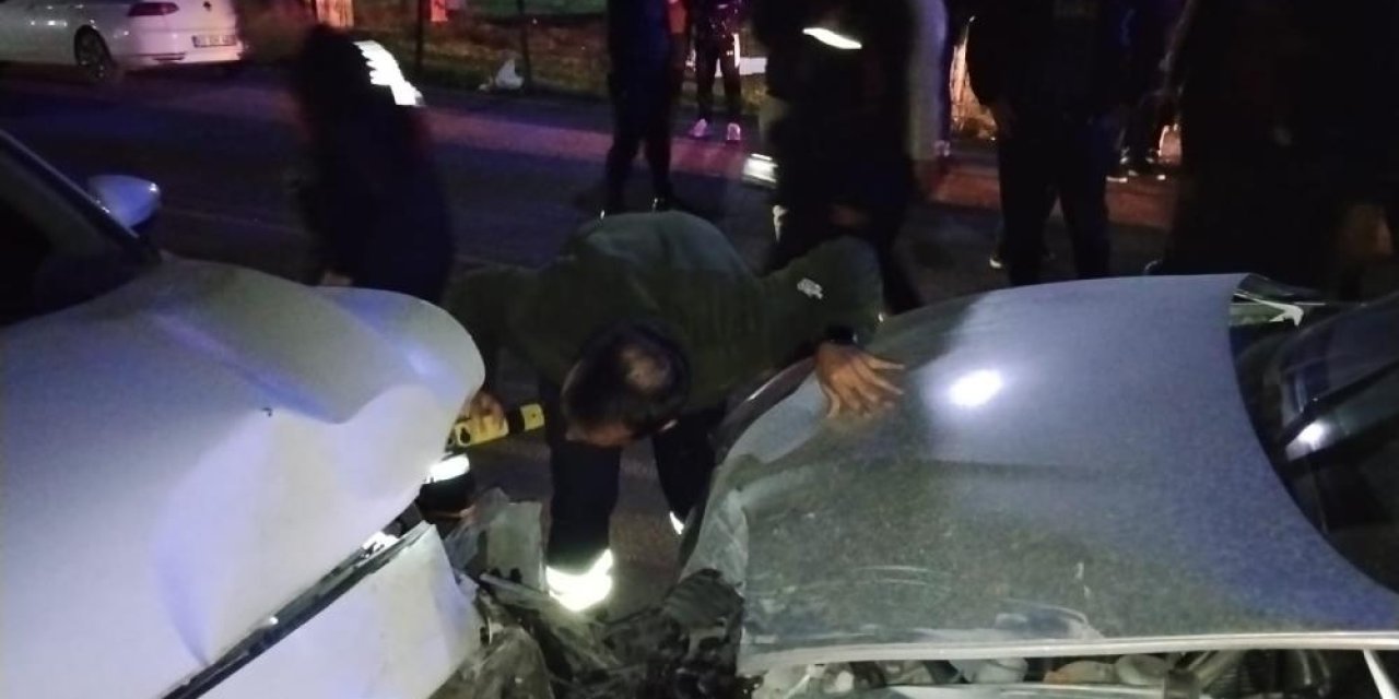 İki otomobil çarpıştı: 6 yaralı