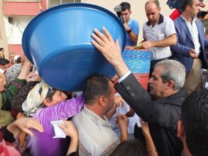 Suriyelilere leğen, sabun, ip ve mandal dağıtıldı