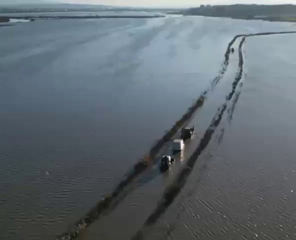 Sel suları yolu kapattı, mahsur kalan vatandaş ekiplerce kurtarıldı
