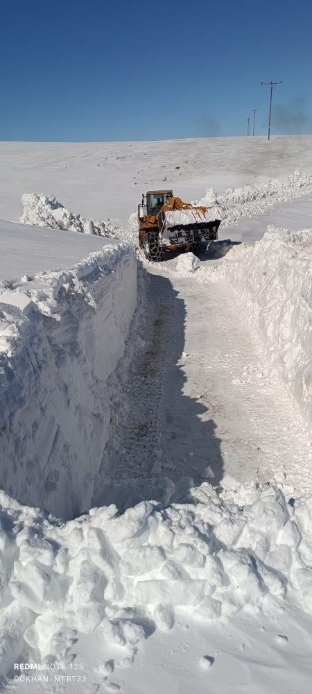 Karlıova’da 2 metreyi aşan karla mücadele