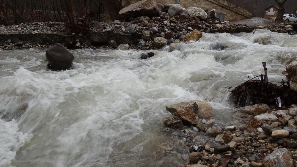 Sağanak ve kar yağışı dereleri taşırdı
