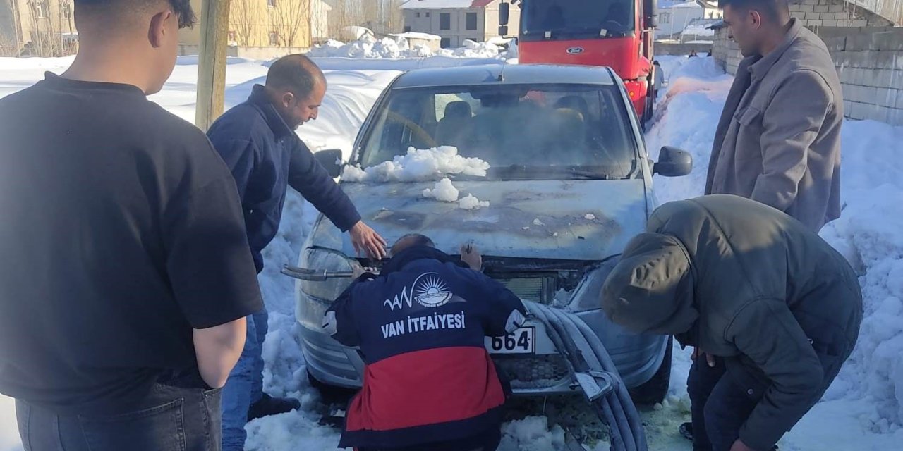Van'da seyir halindeki otomobil yandı