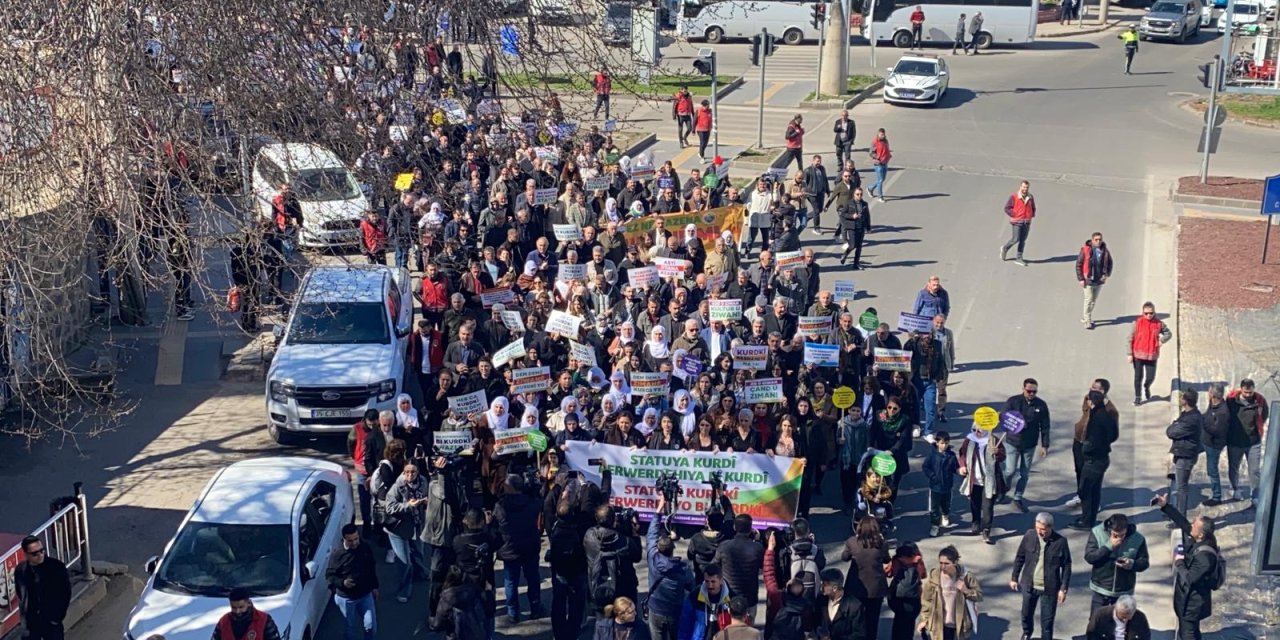 Diyarbakır’da Kürtçe eğitim talebiyle yürüyüş düzenlendi