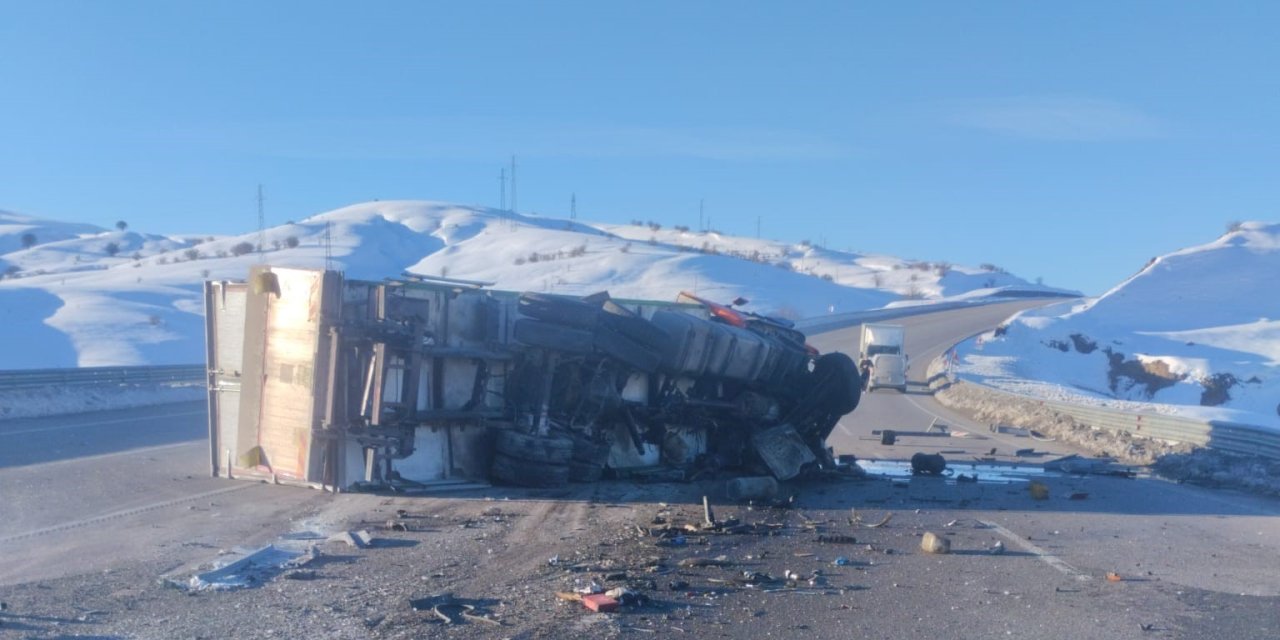 Bingöl’de tır devrildi: 1 yaralı