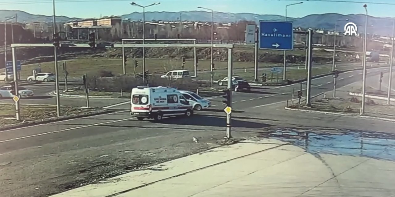 Bingöl’de ambulans ile hafif ticari araç çarpıştı