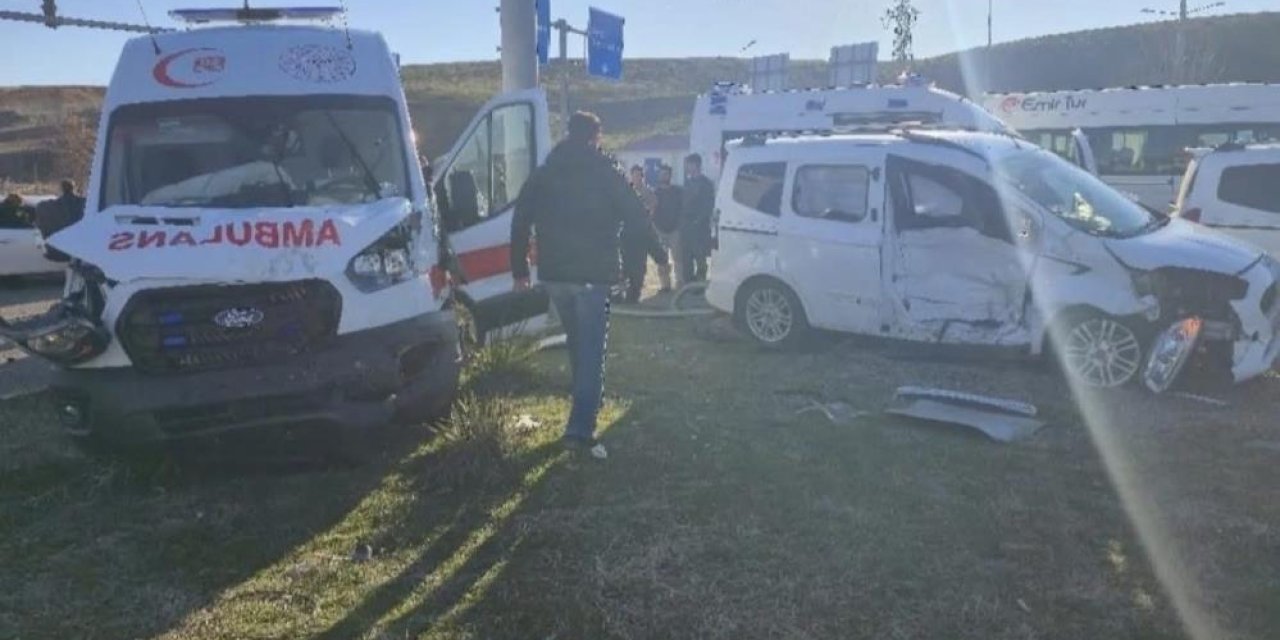 Ambulans ile hafif ticari araç çarpıştı: 5 yaralı