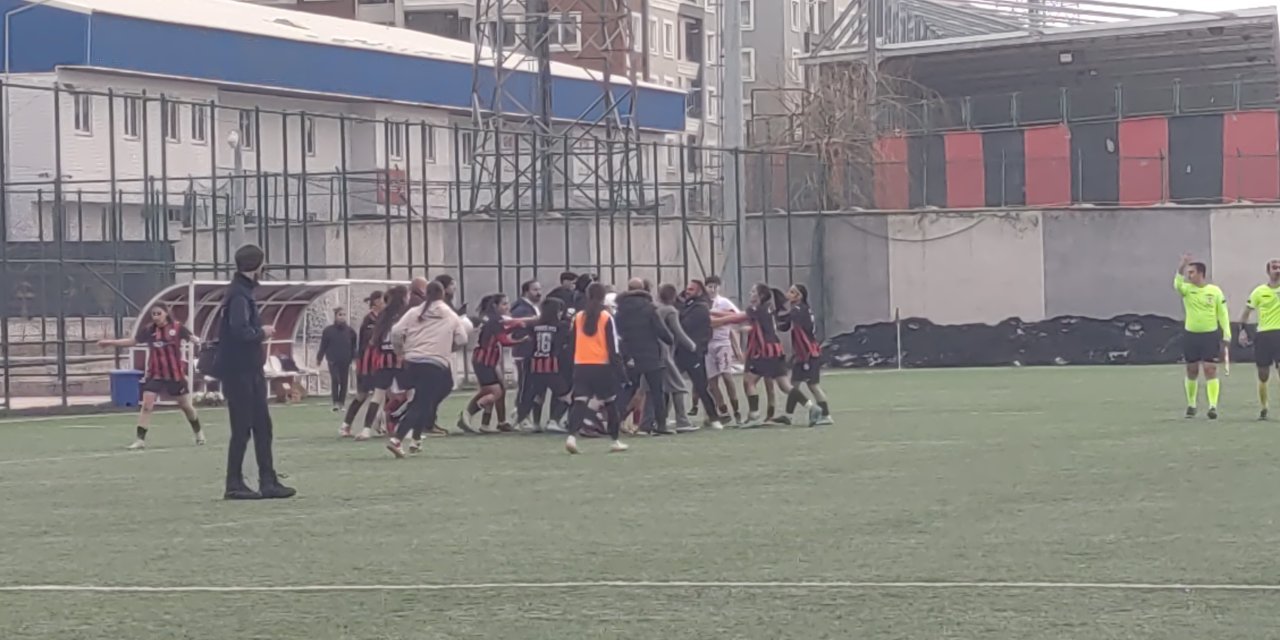 Vangücü ile Siverek Kadın SK maçında saha karıştı