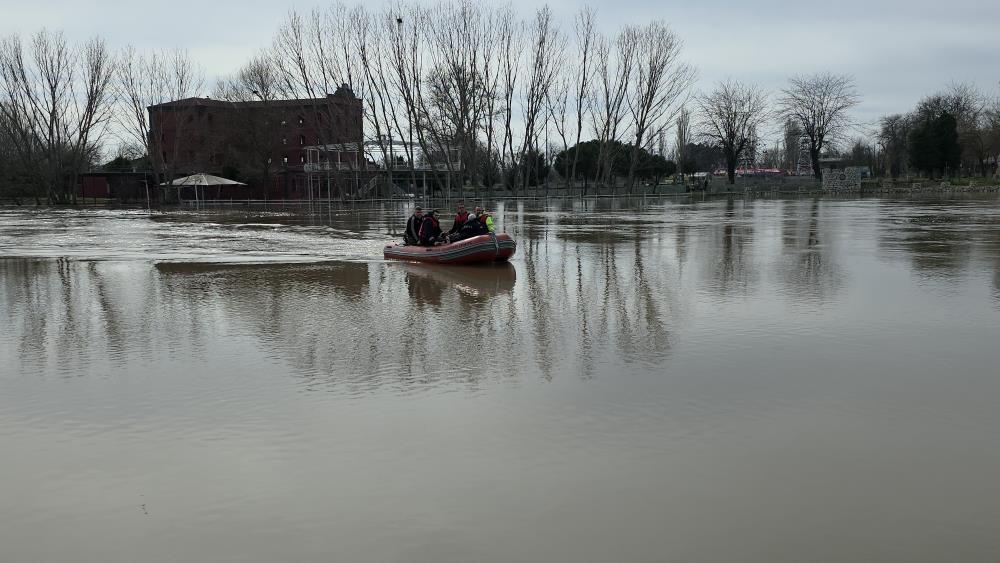 Sağanak yağış vurdu: Eski başkan bahçesinden botla kurtarıldı