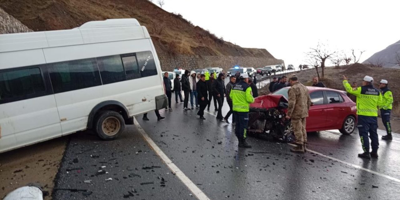 Öğrenci servisi ile otomobil çarpıştı: 12 yaralı