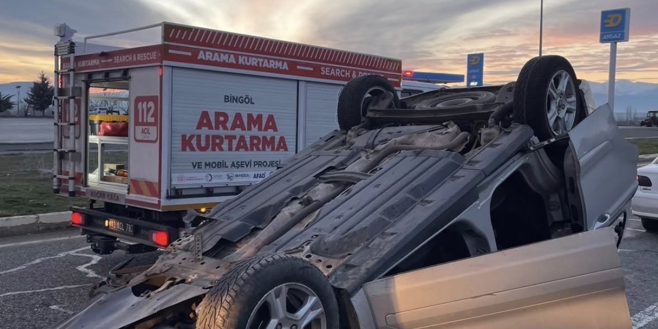 Kontrolden çıkan araç sinyalizasyon direğine çarptı