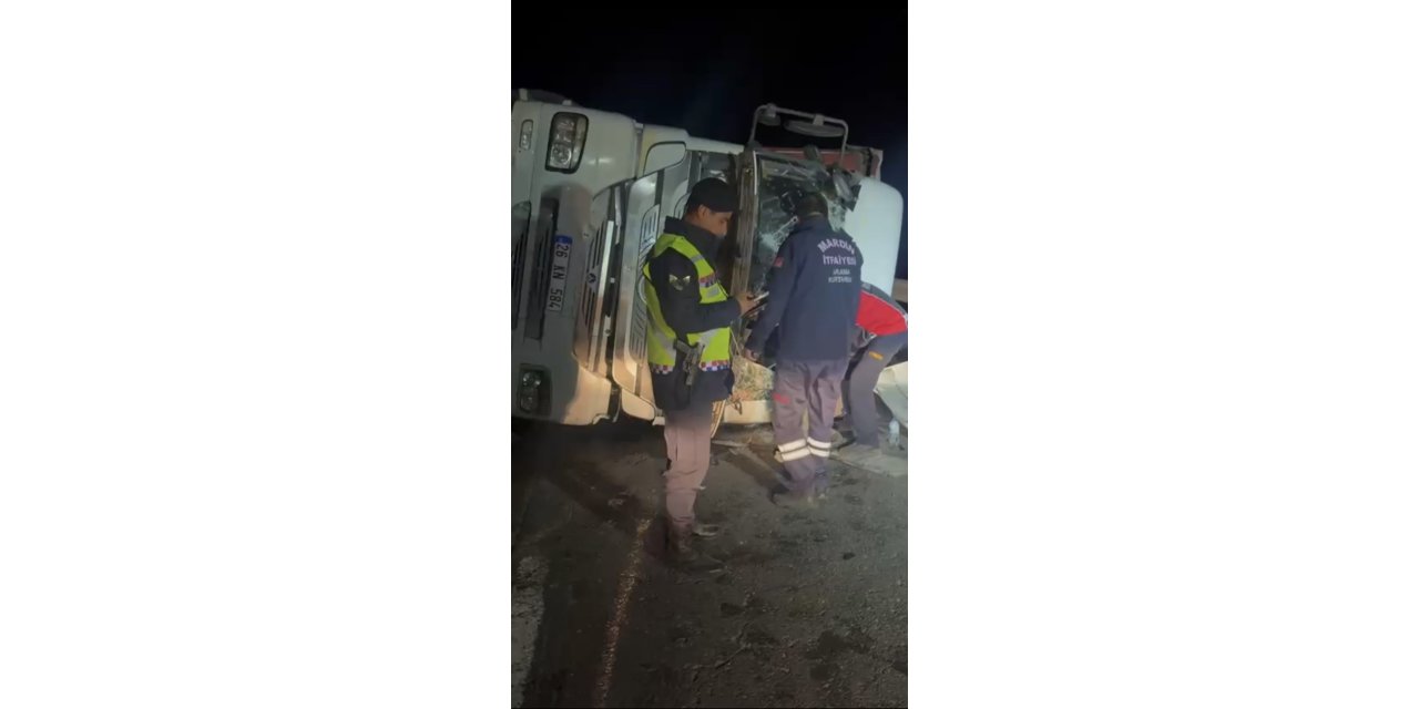 Mardin’de tır devrildi: 1 yaralı