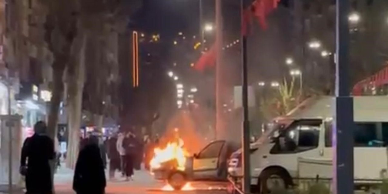 Siirt'te seyir halindeki otomobil alev aldı