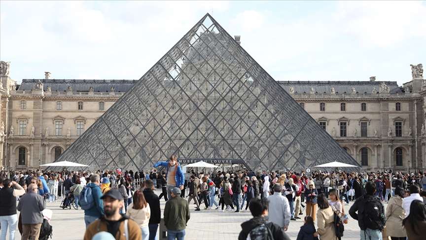 Macron, Louvre Müzesi'nin başına yeni bir isim atadı