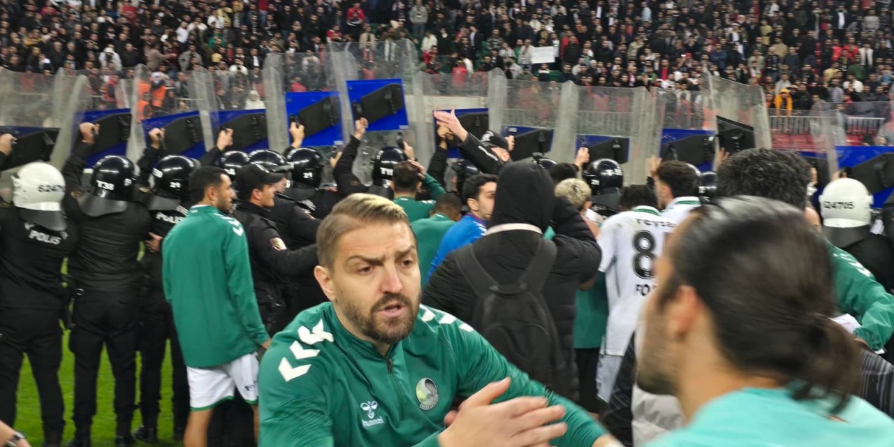 Sakaryaspor 12 Maçta Kart Rekoru Kıran Sporcusuyla Yollarını Ayırdı