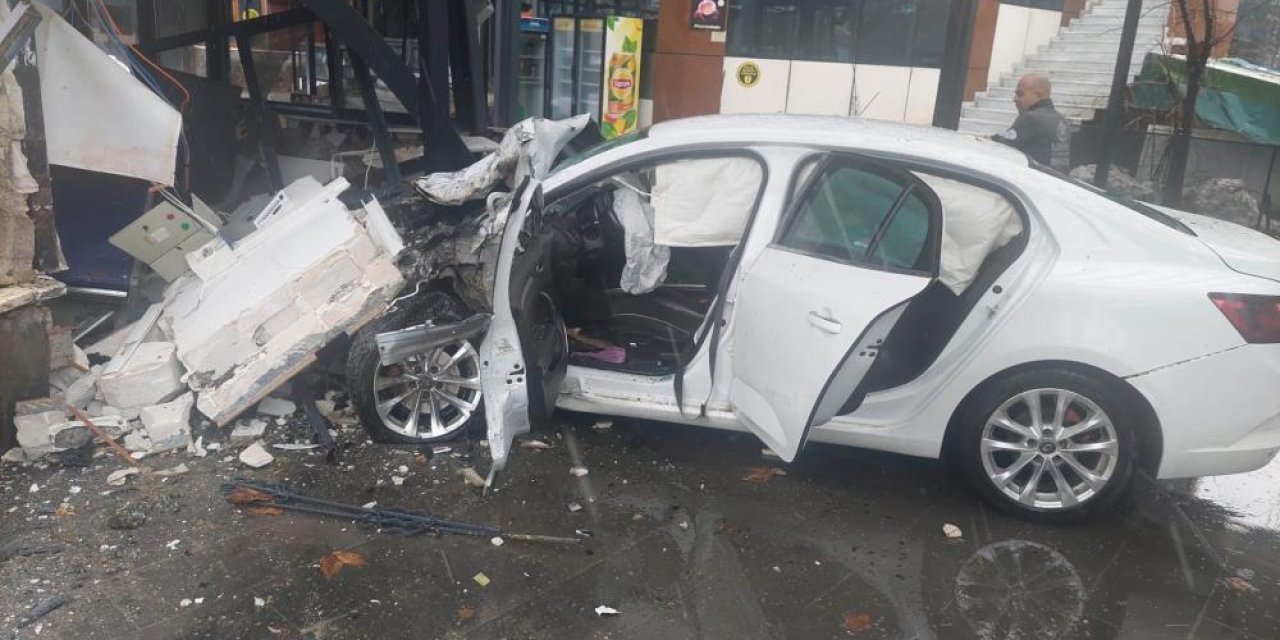 Otomobil iş yerine girdi: 5 yaralı