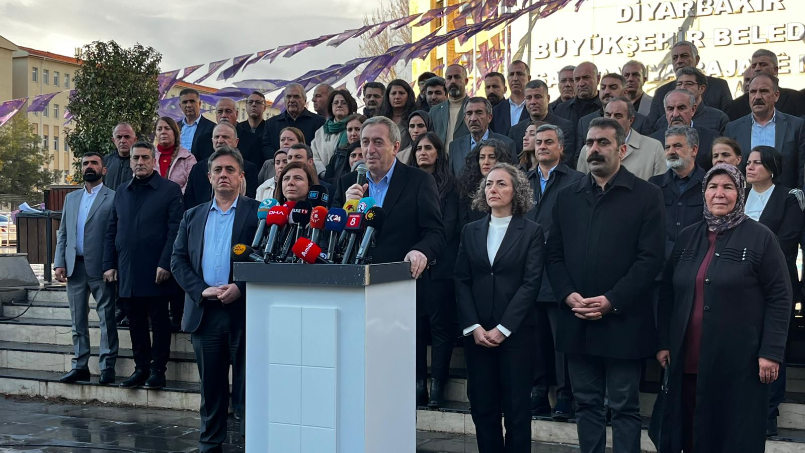 Bakırhan: “Sadece Ahmetler değil, tüm eş başkanlarımız göreve iade edilmelidir”