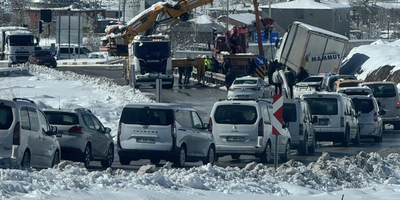 Kar yağışı kazaya neden oldu, yol trafiğe kapandı