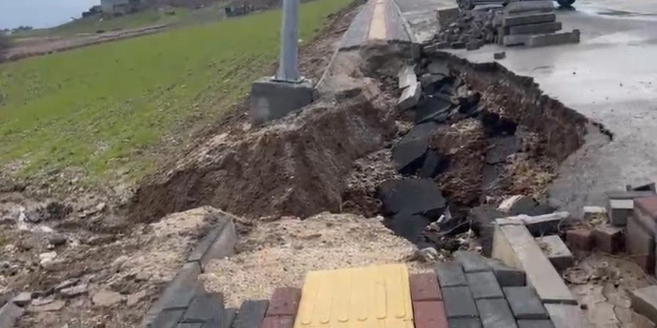 Diyarbakır’da yağışlar nedeniyle yol ve kaldırım çöktü