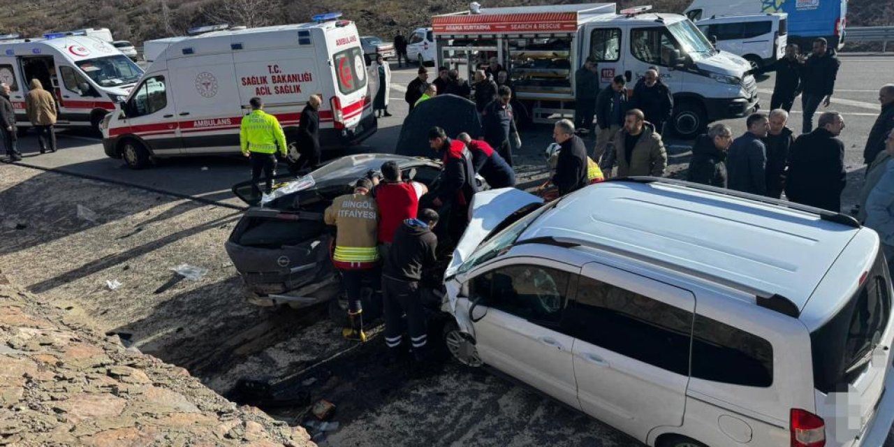 İki otomobil çarpıştı: 2 ölü, 3 yaralı