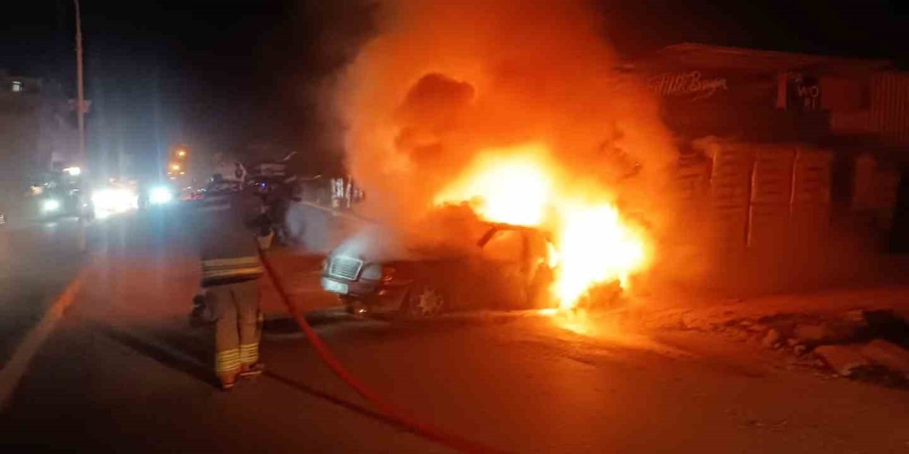 Alevlere teslim olan otomobil kullanılamaz hale geldi