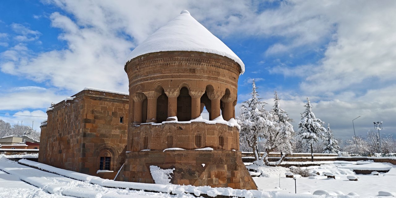 Bitlis'te tarihi yerler beyaza büründü