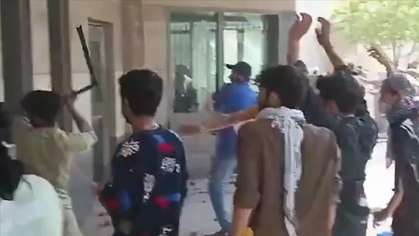 Pakistan'da göstericiler, ABD'nin Karaçi Konsolosluğu'na girmeye çalıştı