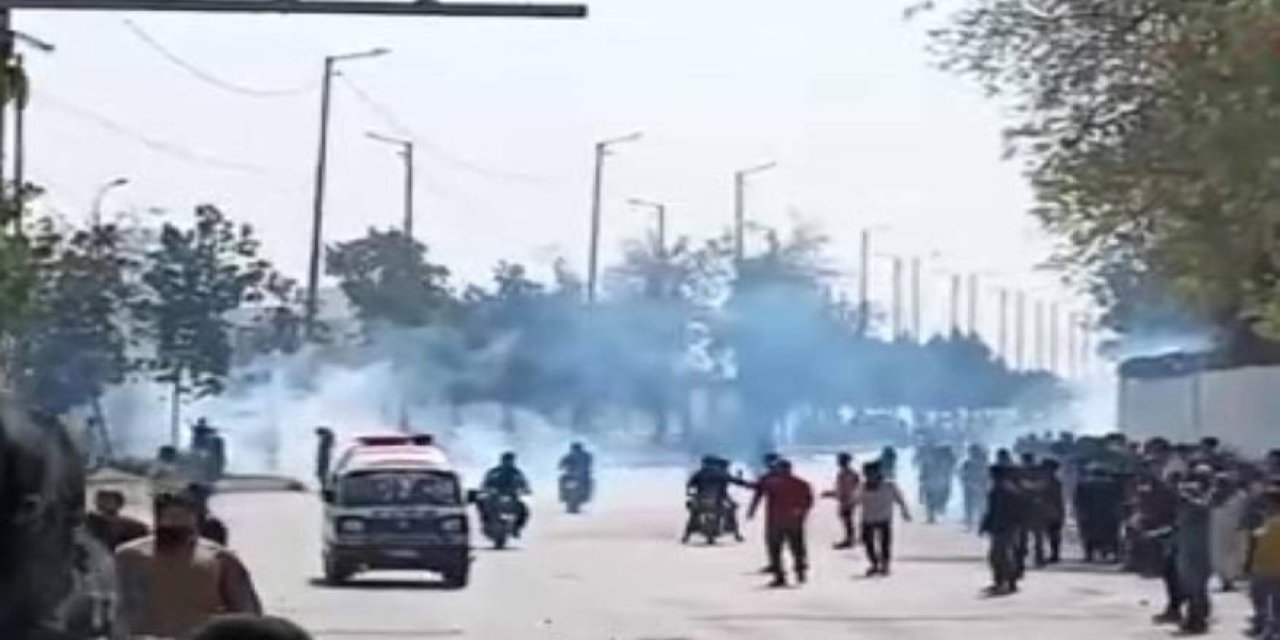 Pakistan'da ABD Büyükelçiliği önünde protesto: 8 ölü