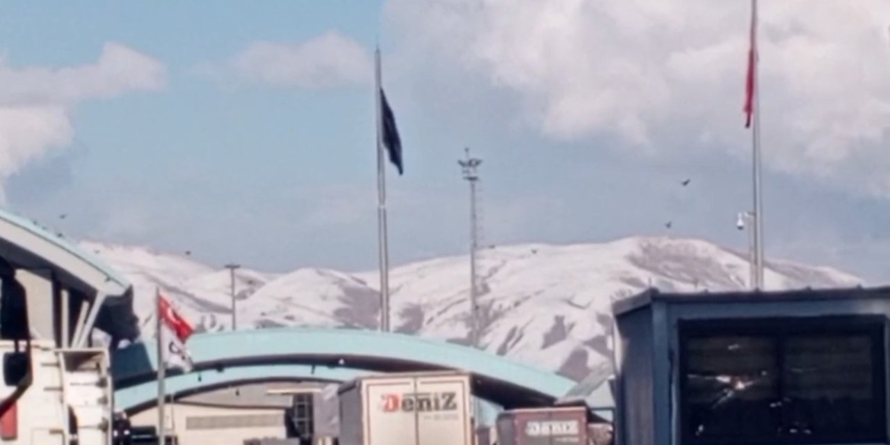 Hakkari’de sınır geçişleri durduruldu
