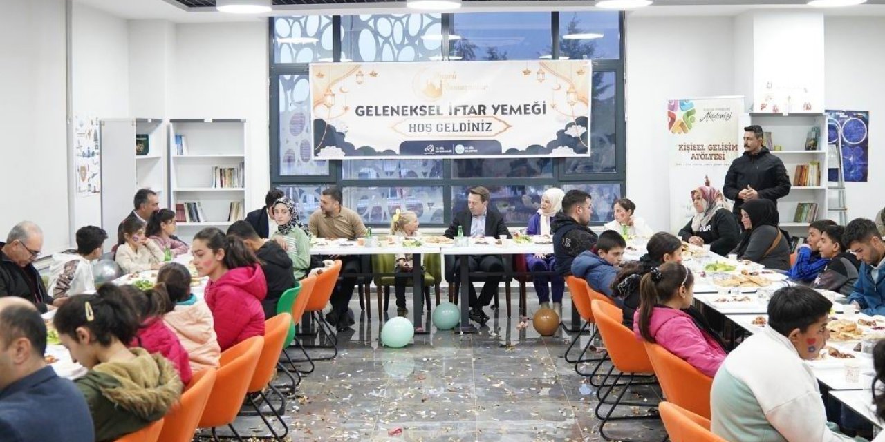 Eğil Belediye Başkanı Seydaoğlu çocuklarla iftar yaptı