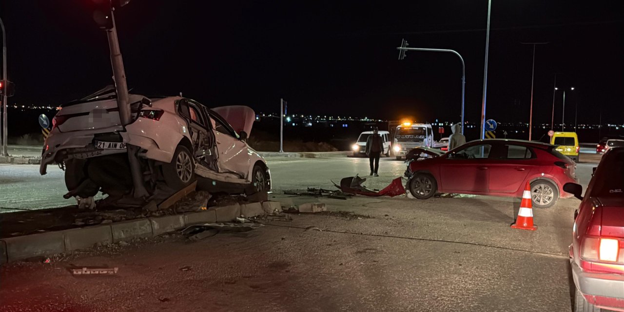 Diyarbakır’da iki otomobil çarpıştı: 3 yaralı