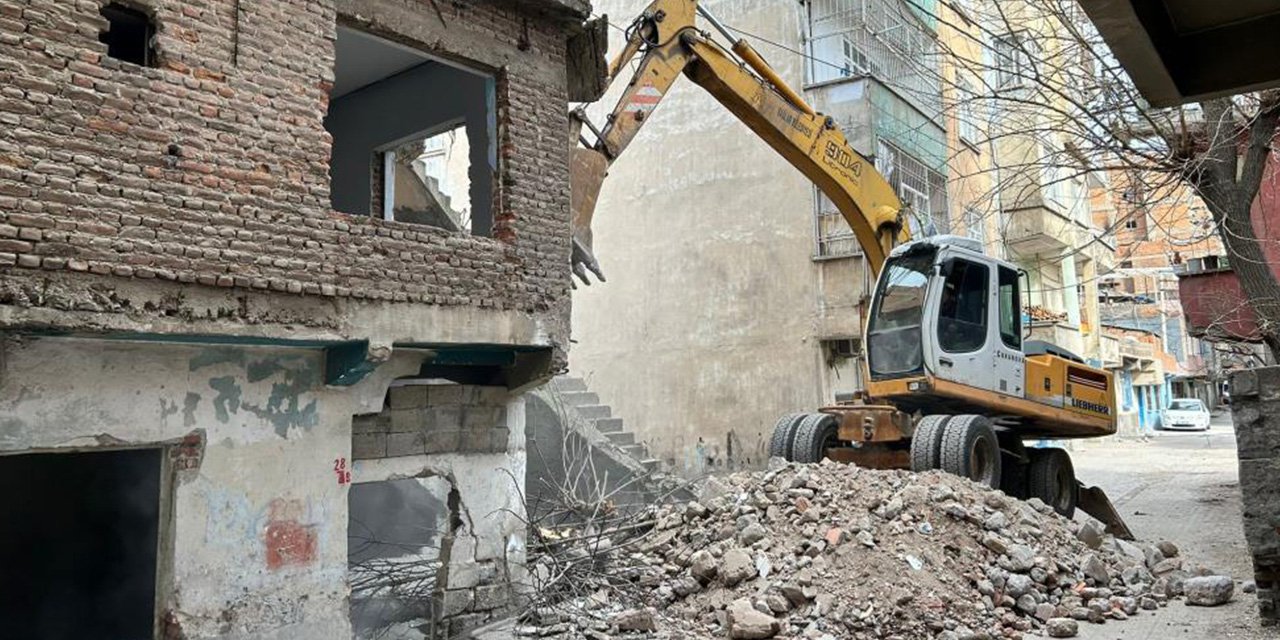 Diyarbakır’da metruk binaların yıkımına yeniden başlandı