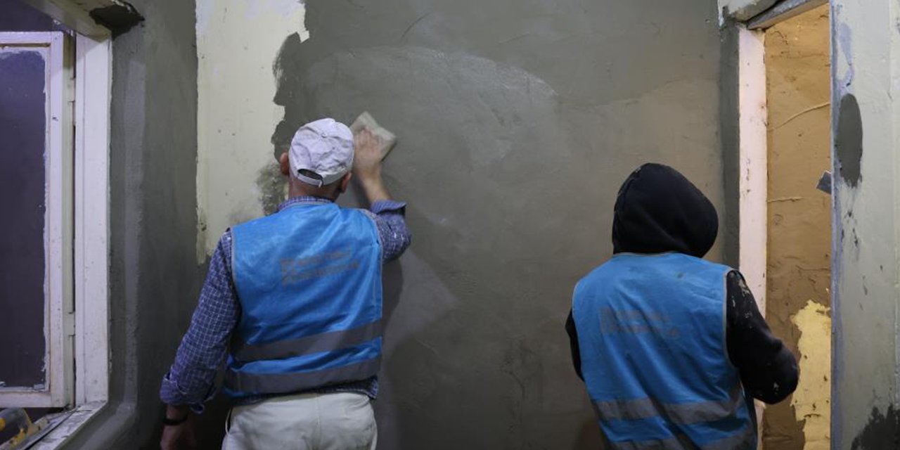 Diyarbakır’da denetimli serbestlik hükümlüleri ihtiyaç sahibi kişilerin evini onarıyor