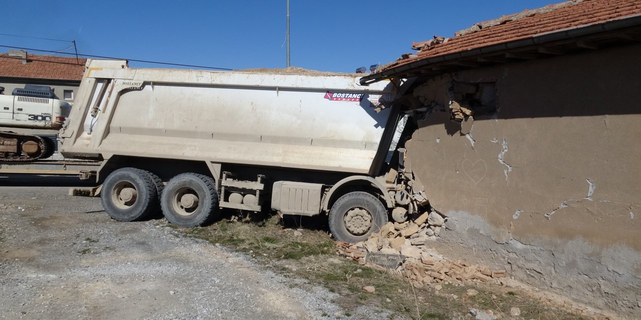 Freni boşalan hafriyat kamyonu eve girdi: 1 yaralı