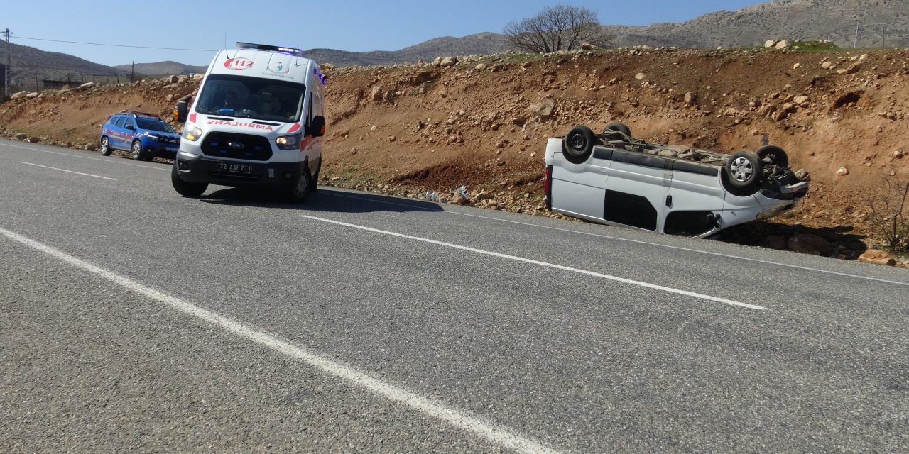 Seyir halindeki minibüs takla attı